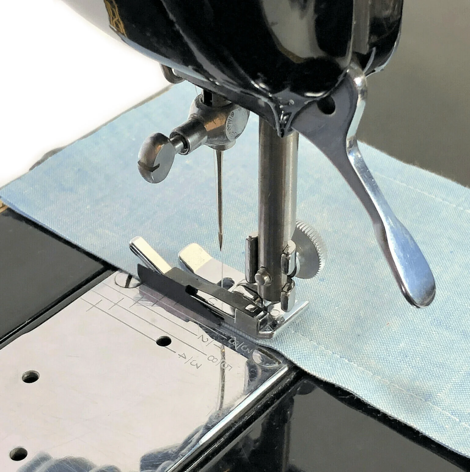 Low Shank Sewing Machine 1/4" Hinged Presser Foot with Edge Seam Guide New - Image 3