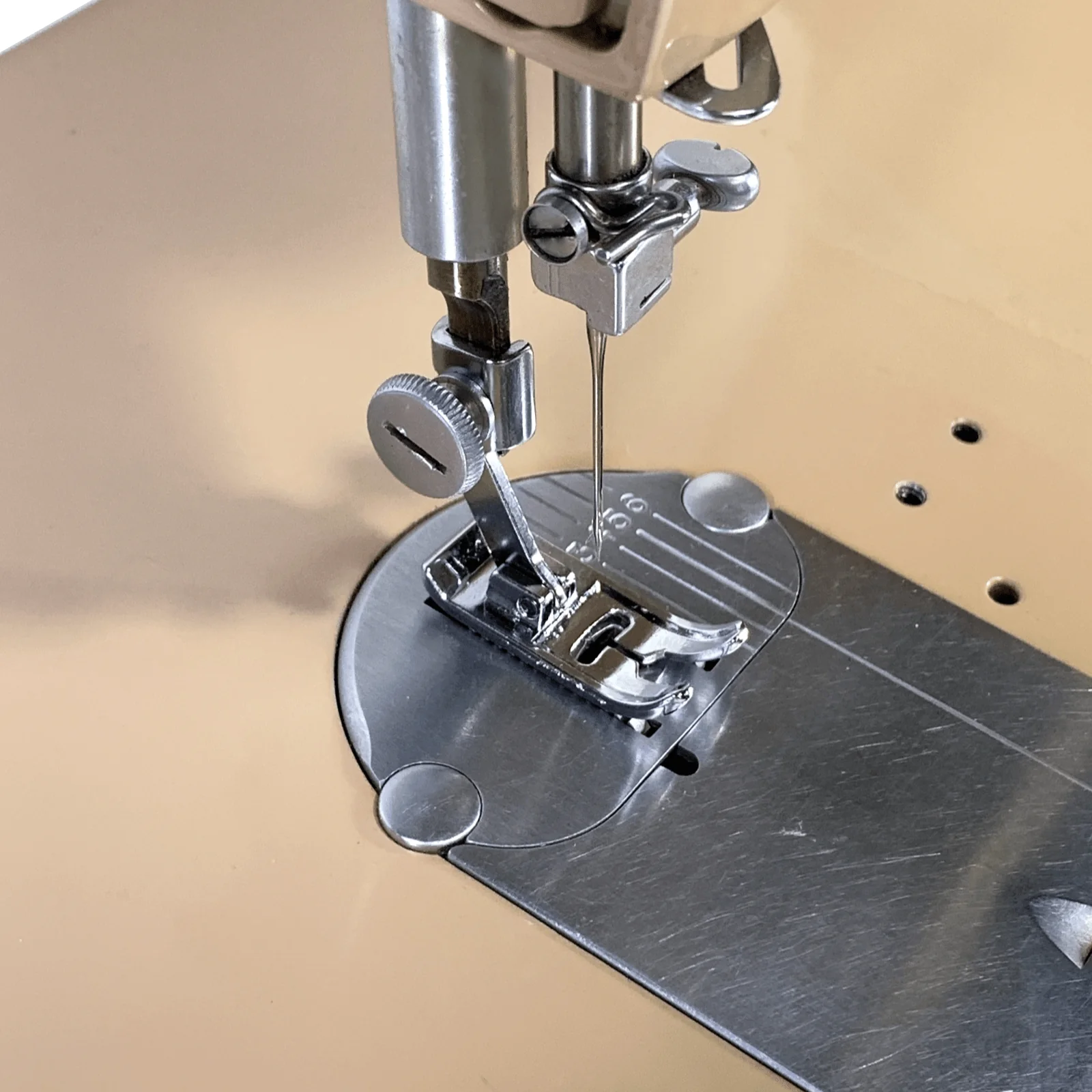 New Singer Sewing Machine Slant Shank All Purpose 8mm Zigzag Presser Foot 172075 - Image 3