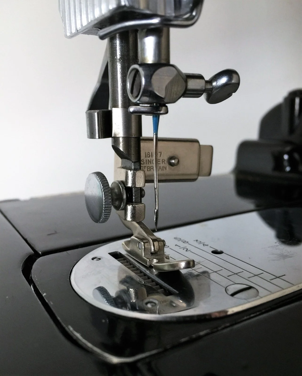 Singer Sewing Machine Low Shank Hinged Narrow Zipper Cording Foot Simanco 161127 - Image 2