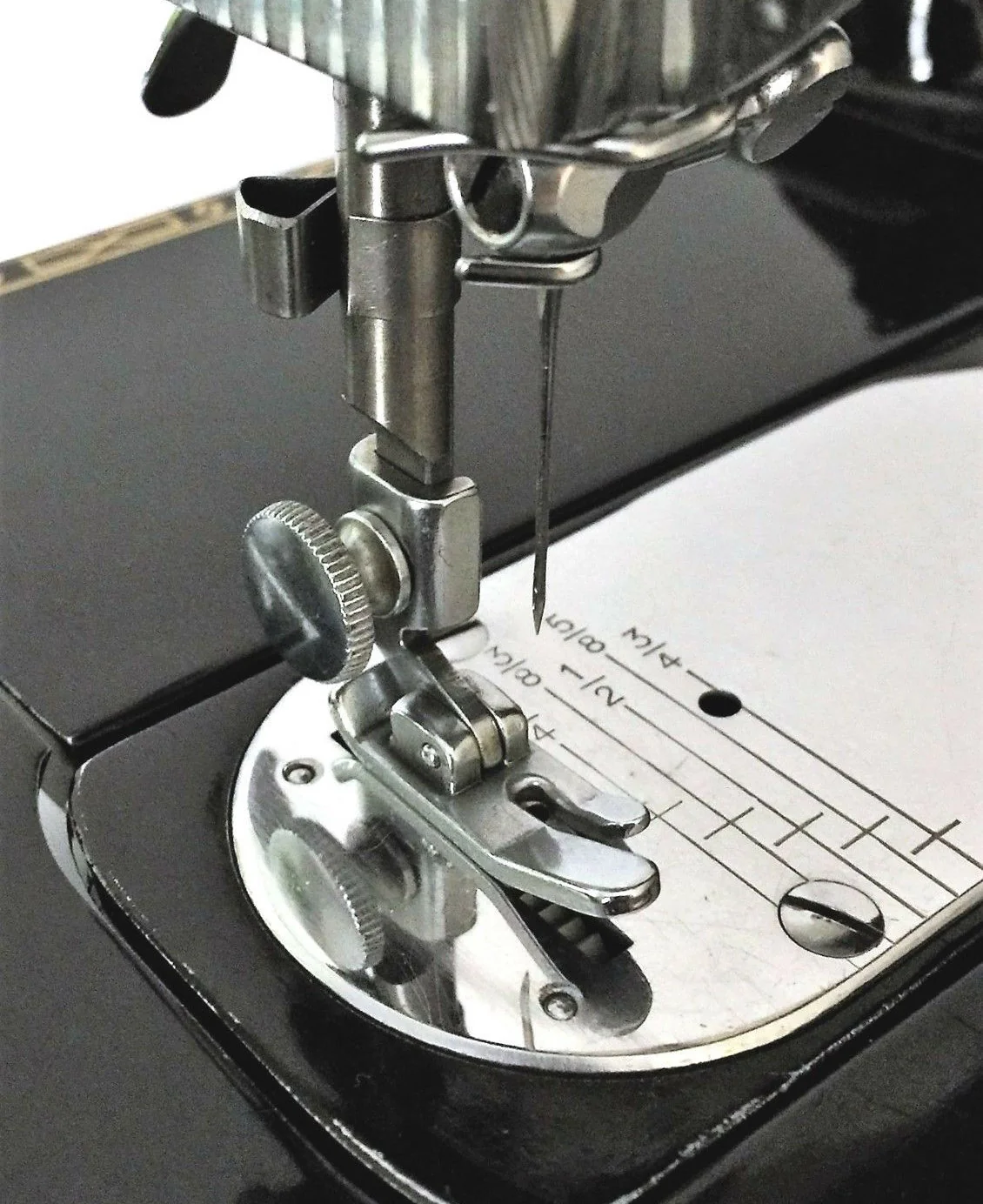 Singer Sewing Machine Low Shank Hinged Presser Foot and Thumb Screw Simanco 45321 221 Featherweight - Image 3
