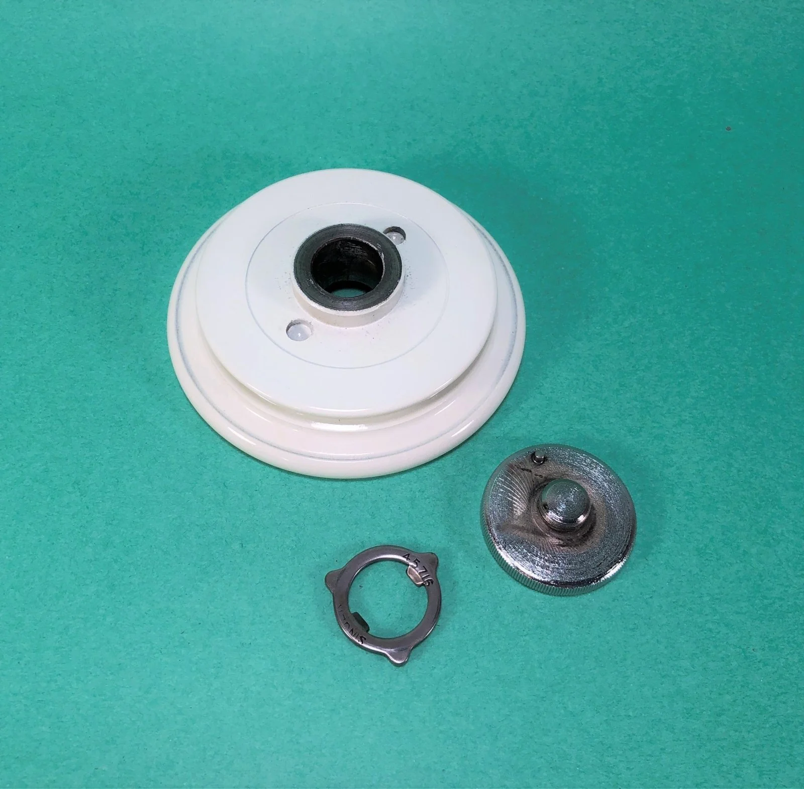 Singer White 221K Featherweight Balance Hand Wheel w Stop Motion Knob Simanco - Image 4