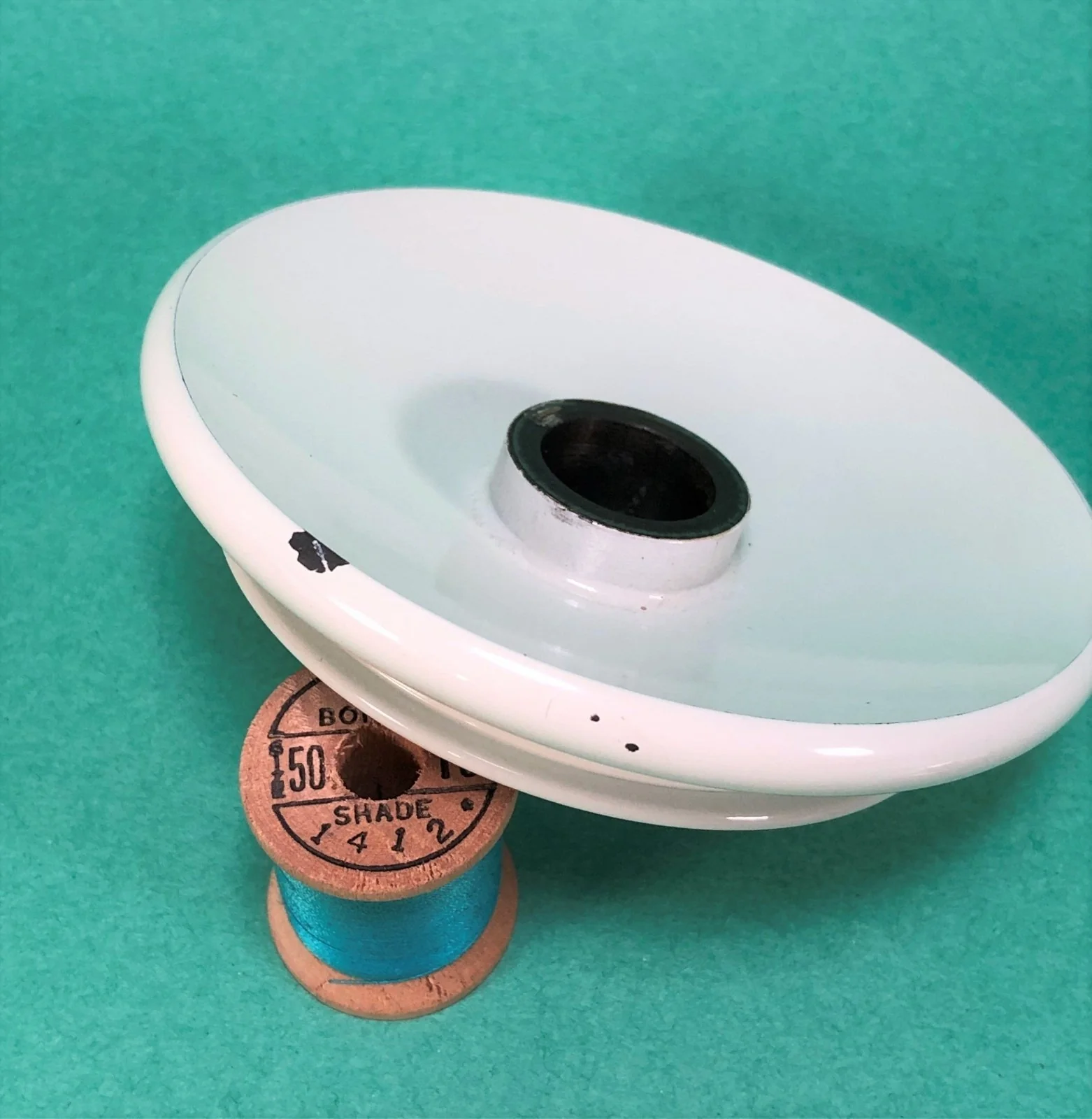 Singer White 221K Featherweight Balance Hand Wheel w Stop Motion Knob Simanco - Image 5
