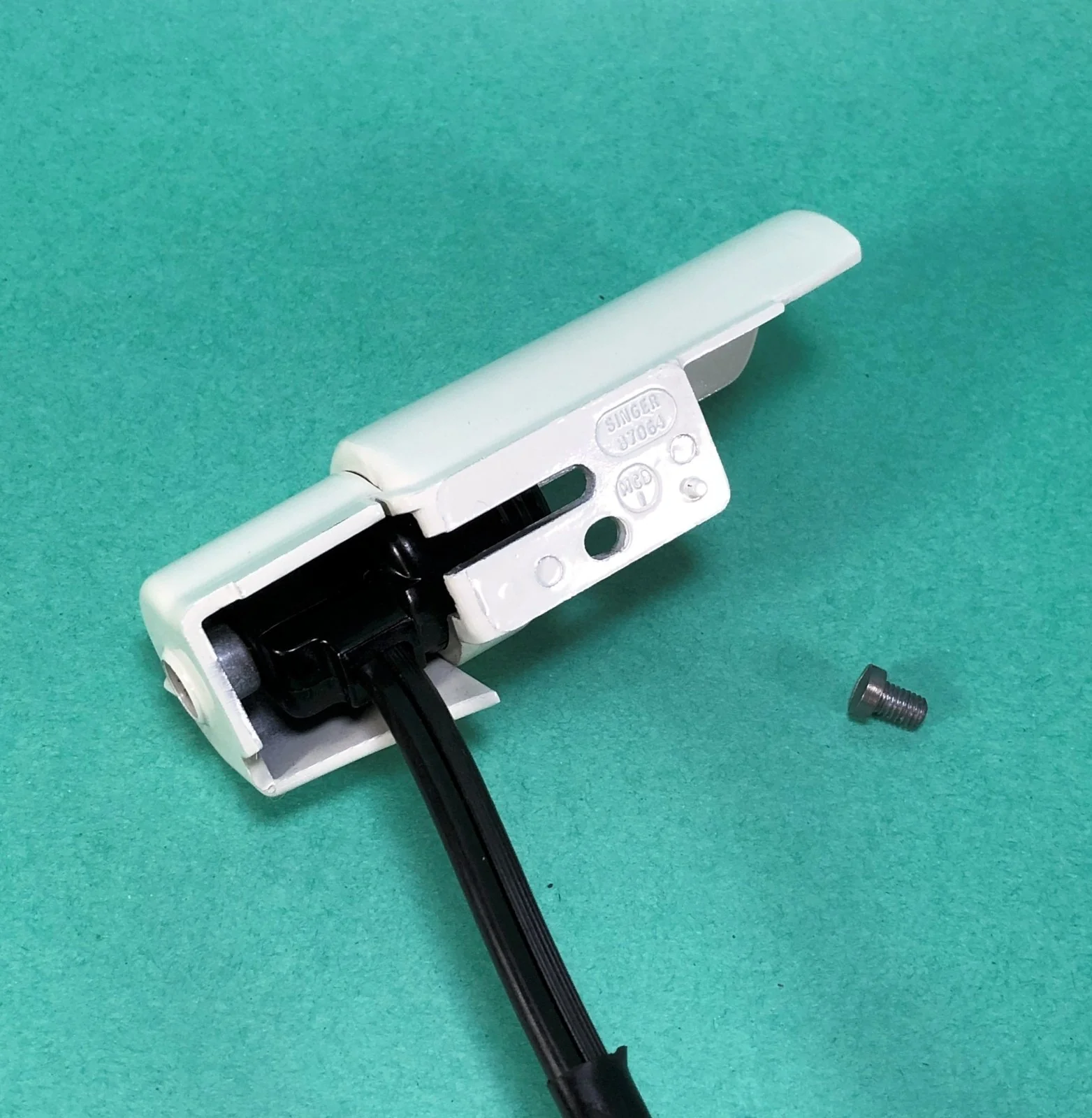 Singer White 221K Featherweight Light Socket Shroud Assembly Simanco 87064 - Image 4